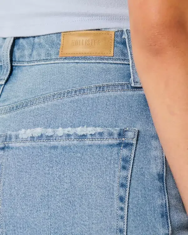 Obcisłe jeansy typu dad jeans z bardzo wysokim stanem i średnim odcieniem Obcisłe jeansy typu dad jeans z bardzo wysokim stanem i średnim odcieniem