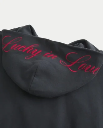Oversize’owa bluza z kapturem i zamkiem błyskawicznym z nadrukiem „Lucky in Love”