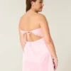Satynowa sukienka bez ramiączek z kokardą Satynowa sukienka bez ramiączek z kokardą