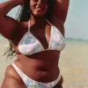 Skarpetki bikini w stylu szydełkowym z wysokim stanem