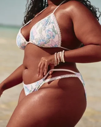 Skarpetki bikini w stylu szydełkowym z wysokim stanem