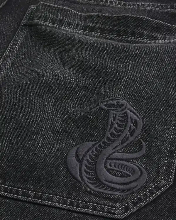 Sprane czarne jeansy skater baggy z haftowanym wężem Sprane czarne jeansy skater baggy z haftowanym wężem