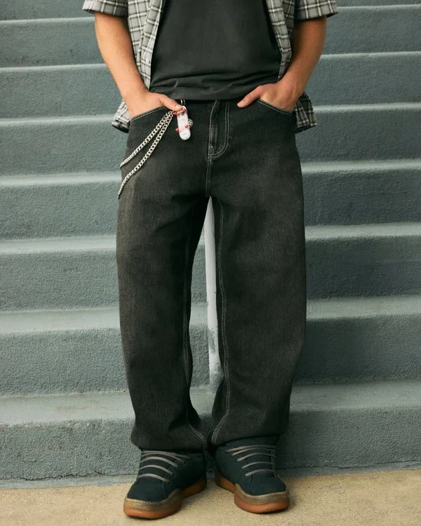 Sprane czarne jeansy skater baggy z haftowanym wężem Sprane czarne jeansy skater baggy z haftowanym wężem