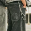 Sprane czarne jeansy skater baggy z haftowanym wężem Sprane czarne jeansy skater baggy z haftowanym wężem