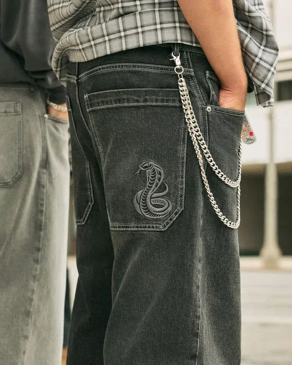 Sprane czarne jeansy skater baggy z haftowanym wężem Sprane czarne jeansy skater baggy z haftowanym wężem
