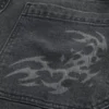 Sprane czarne jeansy skater baggy z nadrukiem Sprane czarne jeansy skater baggy z nadrukiem