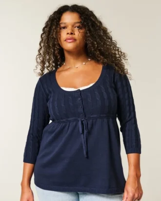 Sweter typu babydoll z dzianiny warkoczowej