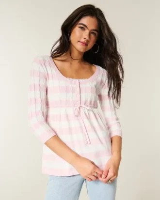 Sweter typu babydoll z dzianiny warkoczowej