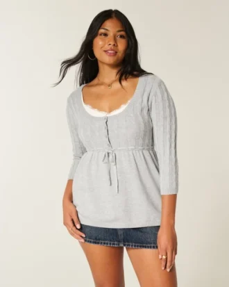 Sweter typu babydoll z dzianiny warkoczowej