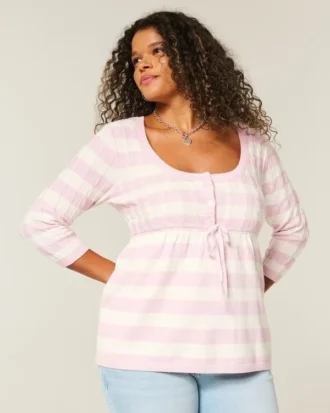 Sweter typu babydoll z dzianiny warkoczowej
