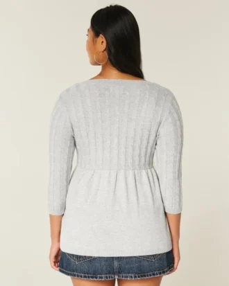 Sweter typu babydoll z dzianiny warkoczowej