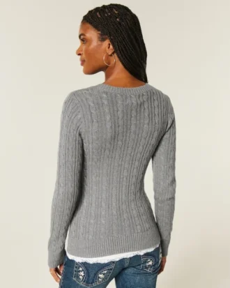 Sweter z dzianiny warkoczowej