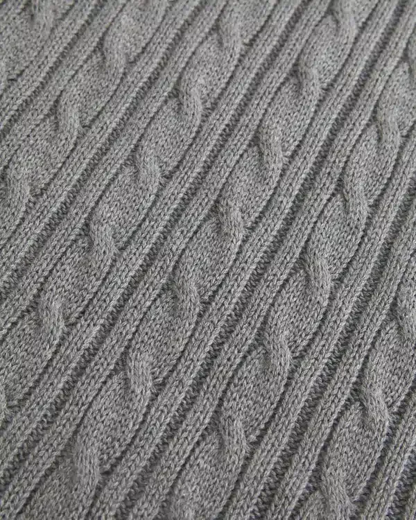 Sweter z dzianiny warkoczowej Sweter z dzianiny warkoczowej