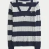 Sweter z dzianiny warkoczowej z dekoltem w serek Sweter z dzianiny warkoczowej z dekoltem w serek