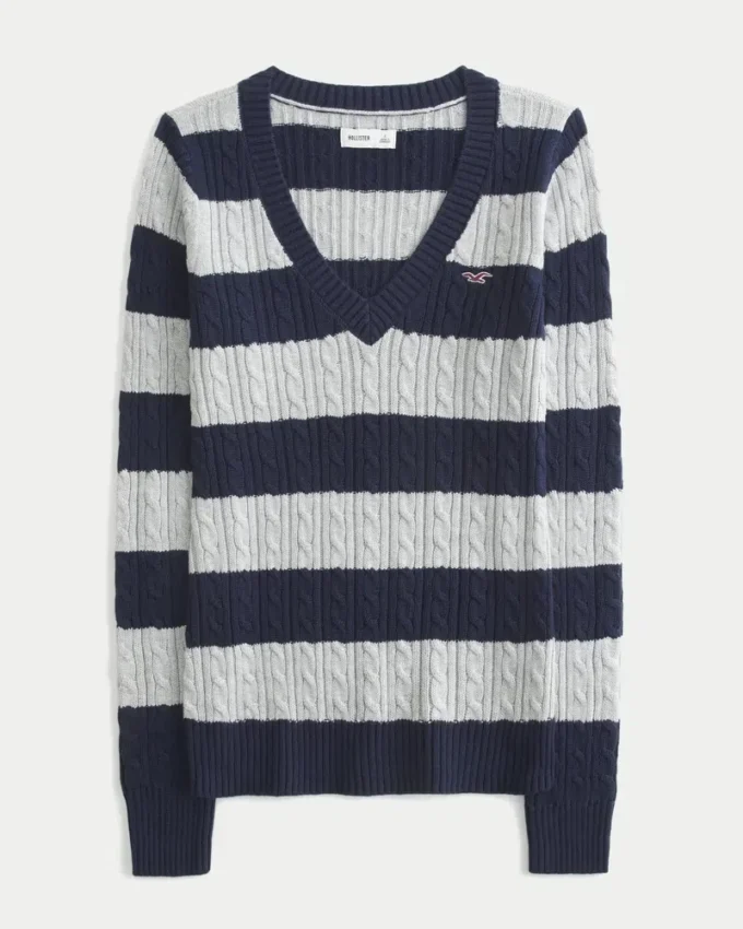 Sweter z dzianiny warkoczowej z dekoltem w serek Sweter z dzianiny warkoczowej z dekoltem w serek