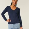 Sweter z dzianiny warkoczowej z dekoltem w serek Sweter z dzianiny warkoczowej z dekoltem w serek