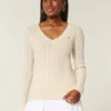 Sweter z dzianiny warkoczowej z dekoltem w serek Sweter z dzianiny warkoczowej z dekoltem w serek