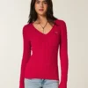 Sweter z dzianiny warkoczowej z dekoltem w serek Sweter z dzianiny warkoczowej z dekoltem w serek