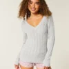 Sweter z dzianiny warkoczowej z dekoltem w serek Sweter z dzianiny warkoczowej z dekoltem w serek