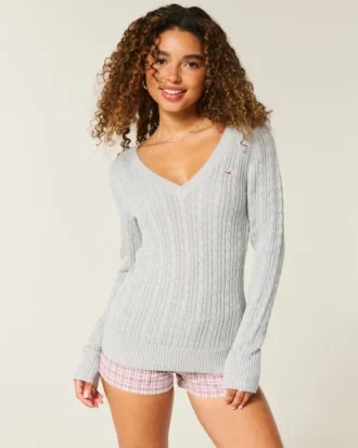 Sweter z dzianiny warkoczowej z dekoltem w serek