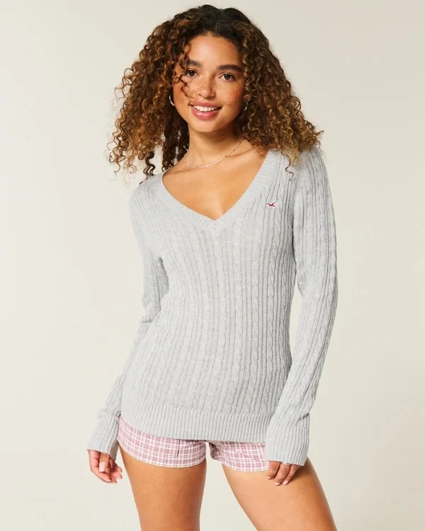 Sweter z dzianiny warkoczowej z dekoltem w serek Sweter z dzianiny warkoczowej z dekoltem w serek