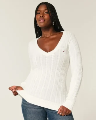Sweter z dzianiny warkoczowej z dekoltem w serek