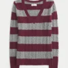 Sweter z dzianiny warkoczowej z dekoltem w serek Sweter z dzianiny warkoczowej z dekoltem w serek