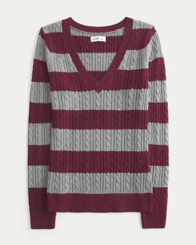 Sweter z dzianiny warkoczowej z dekoltem w serek Sweter z dzianiny warkoczowej z dekoltem w serek