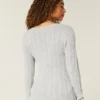 Sweter z dzianiny warkoczowej z dekoltem w serek Sweter z dzianiny warkoczowej z dekoltem w serek