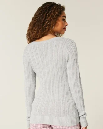 Sweter z dzianiny warkoczowej z dekoltem w serek