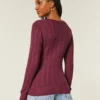 Sweter z dzianiny warkoczowej z dekoltem w serek Sweter z dzianiny warkoczowej z dekoltem w serek