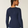 Sweter z dzianiny warkoczowej z dekoltem w serek Sweter z dzianiny warkoczowej z dekoltem w serek