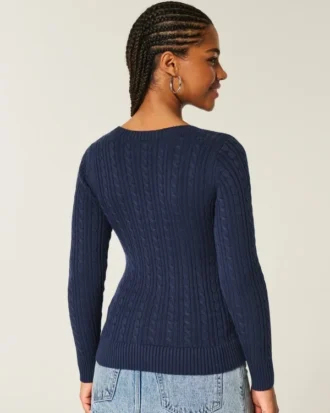 Sweter z dzianiny warkoczowej z dekoltem w serek