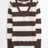 Sweter z dzianiny warkoczowej z dekoltem w serek Sweter z dzianiny warkoczowej z dekoltem w serek