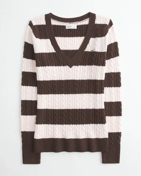 Sweter z dzianiny warkoczowej z dekoltem w serek Sweter z dzianiny warkoczowej z dekoltem w serek