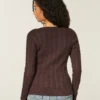 Sweter z dzianiny warkoczowej z dekoltem w serek Sweter z dzianiny warkoczowej z dekoltem w serek