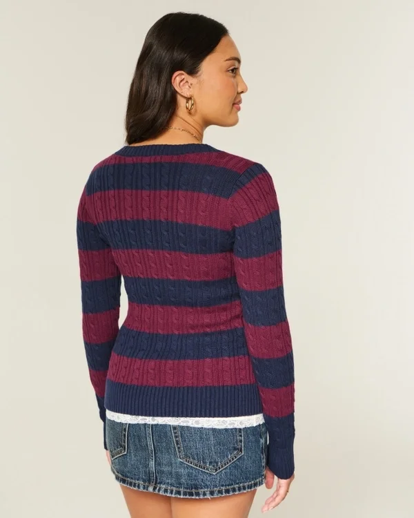 Sweter z dzianiny warkoczowej z dekoltem w serek Sweter z dzianiny warkoczowej z dekoltem w serek