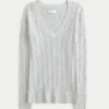 Sweter z dzianiny warkoczowej z dekoltem w serek Sweter z dzianiny warkoczowej z dekoltem w serek