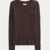 Sweter z dzianiny warkoczowej z dekoltem w serek Sweter z dzianiny warkoczowej z dekoltem w serek