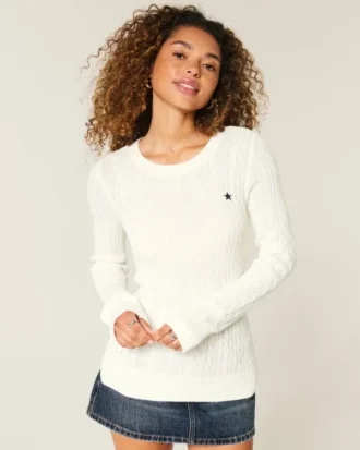 Sweter z dzianiny warkoczowej z gwiazdami
