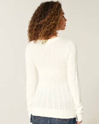 Sweter z dzianiny warkoczowej z gwiazdami