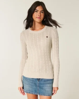 Sweter z dzianiny warkoczowej z sercem
