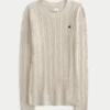 Sweter z dzianiny warkoczowej z sercem