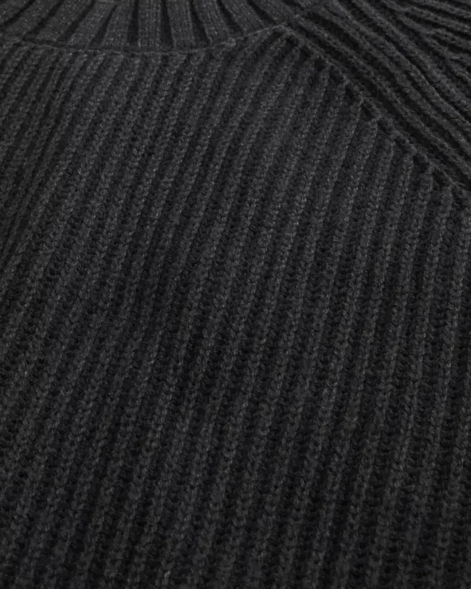 Sweter z pranym dekoltem w serek Sweter z pranym dekoltem w serek