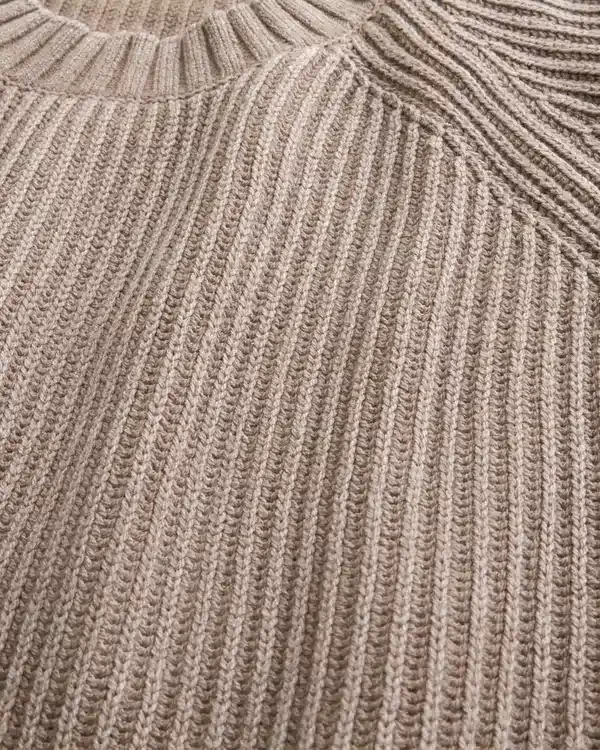 Sweter z pranym dekoltem w serek Sweter z pranym dekoltem w serek