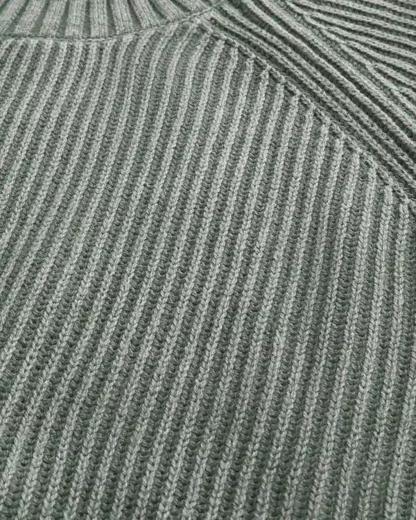 Sweter z pranym dekoltem w serek Sweter z pranym dekoltem w serek