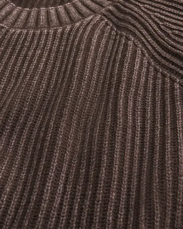Sweter z pranym dekoltem w serek Sweter z pranym dekoltem w serek