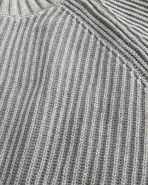 Sweter z pranym dekoltem w serek Sweter z pranym dekoltem w serek