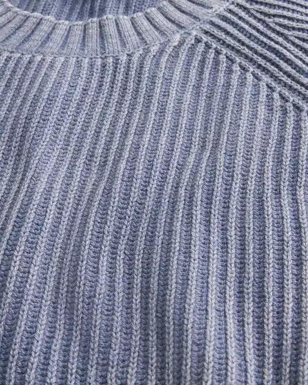 Sweter z pranym dekoltem w serek Sweter z pranym dekoltem w serek