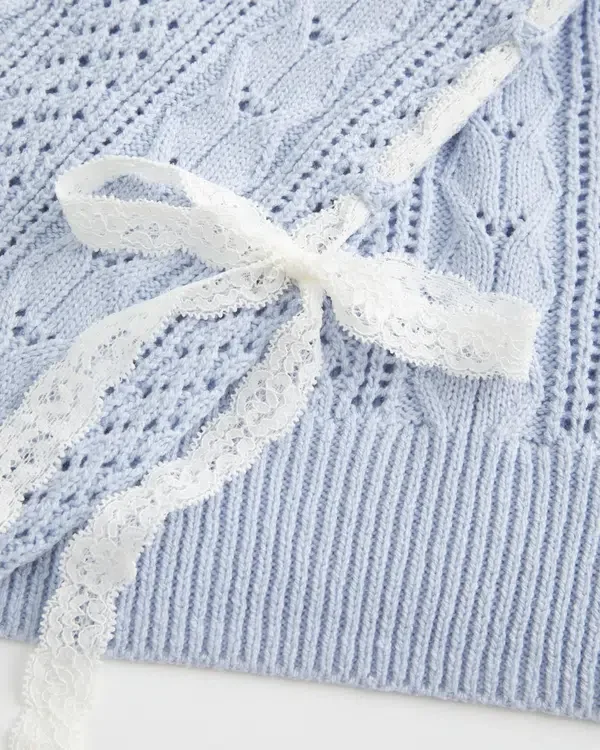Sweter z rękawami z kokardkami i splotem warkoczowym Sweter z rękawami z kokardkami i splotem warkoczowym